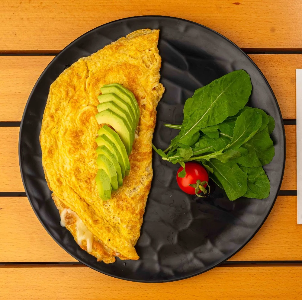 Avokadolu, peynirli omlet (k,g,v,yl)  