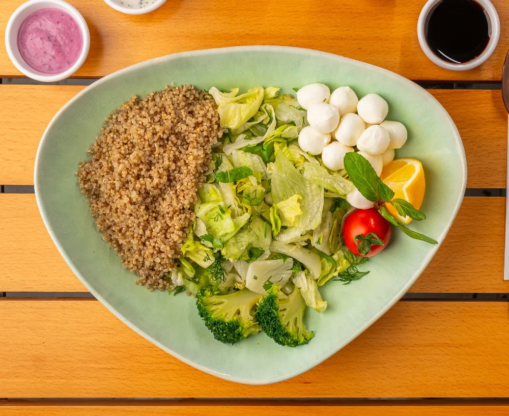 Kinoalı, peynirli salata (v, k,yl,g) 