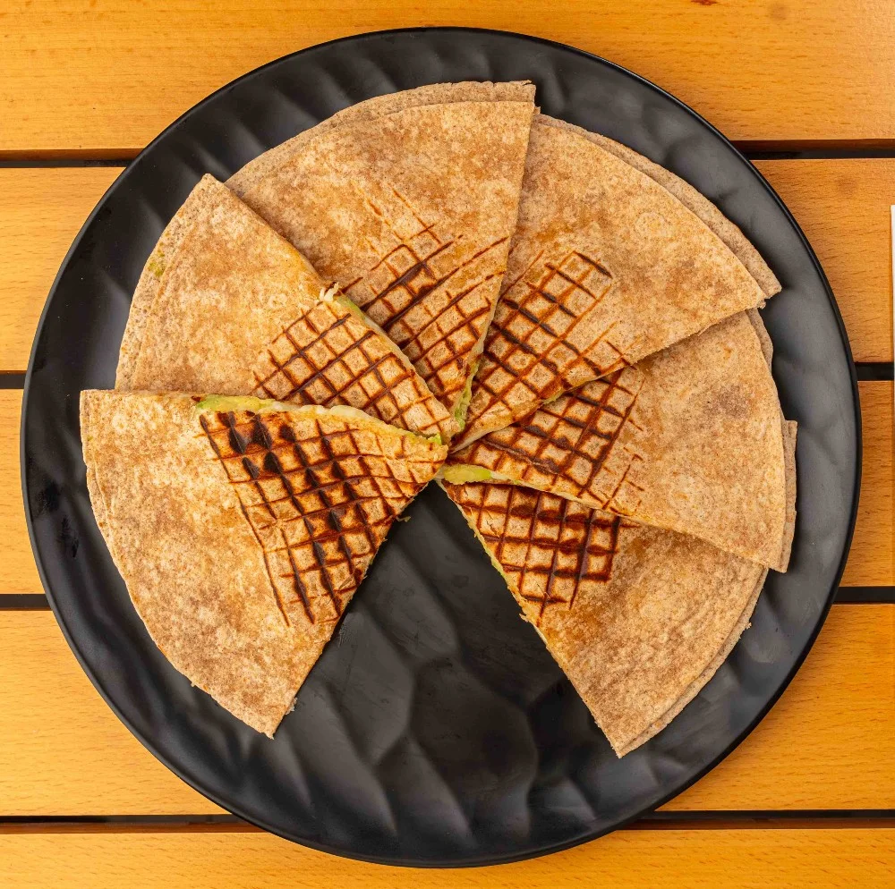  Avokadolu, peynirli quesadilla (yl, v,gi) 