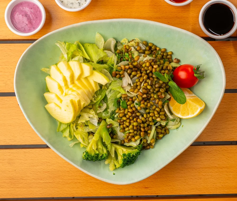 Elmalı, maş fasulyeli salata  (v,vg,yl,g) 