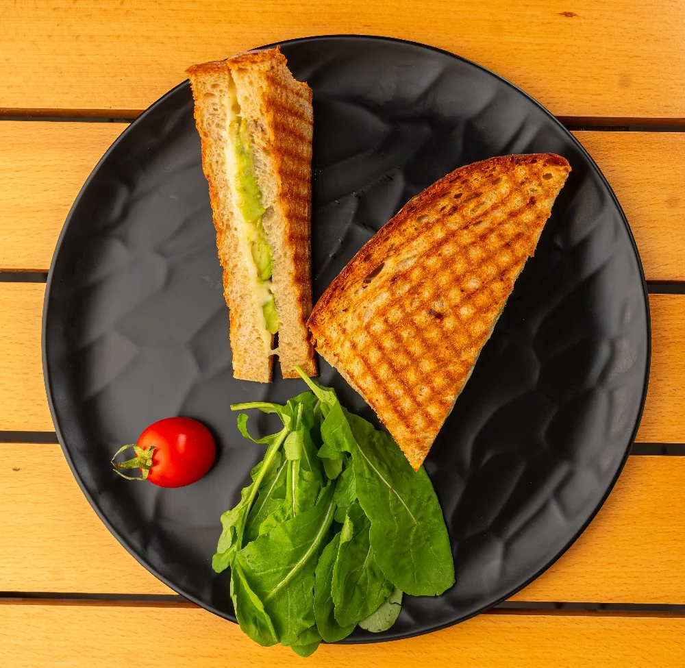 Avokadolu, peynirli tost (gi,v,yl) 