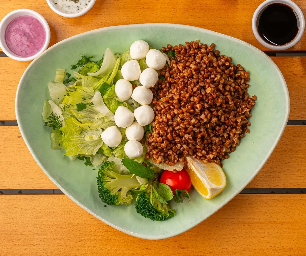 Karabuğdaylı, peynirli salata (yl,v,g) 