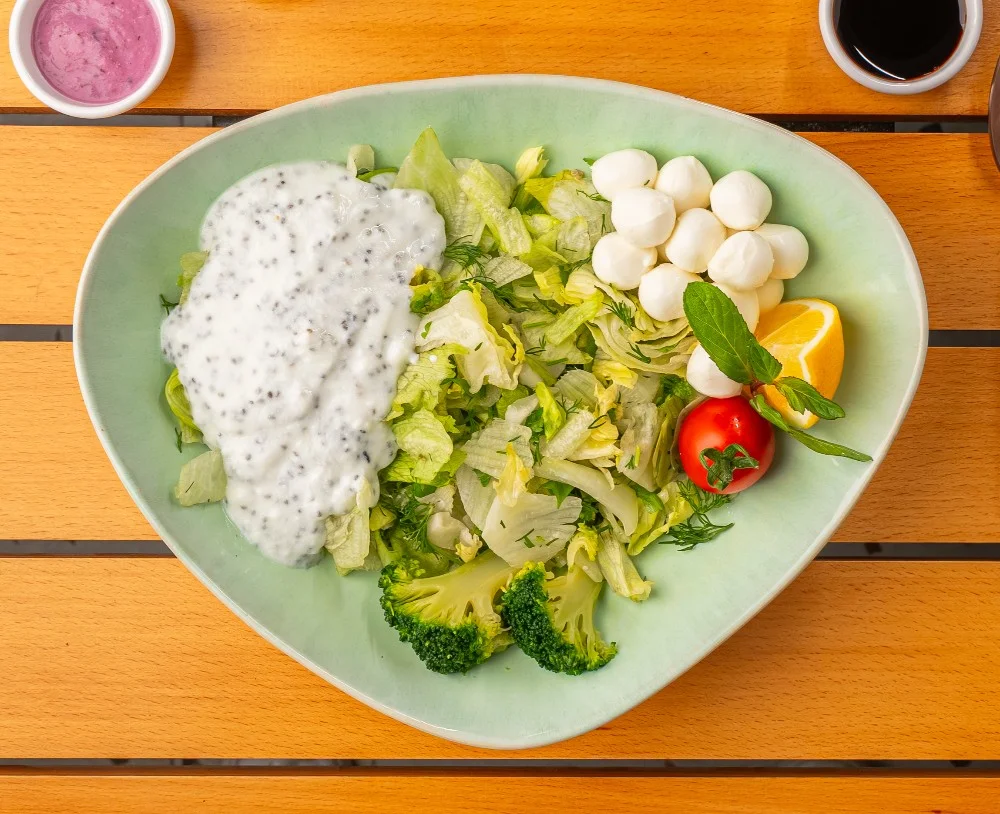 Chialı, yoğurtlu, peynirli salata (v,yl,v,g) 