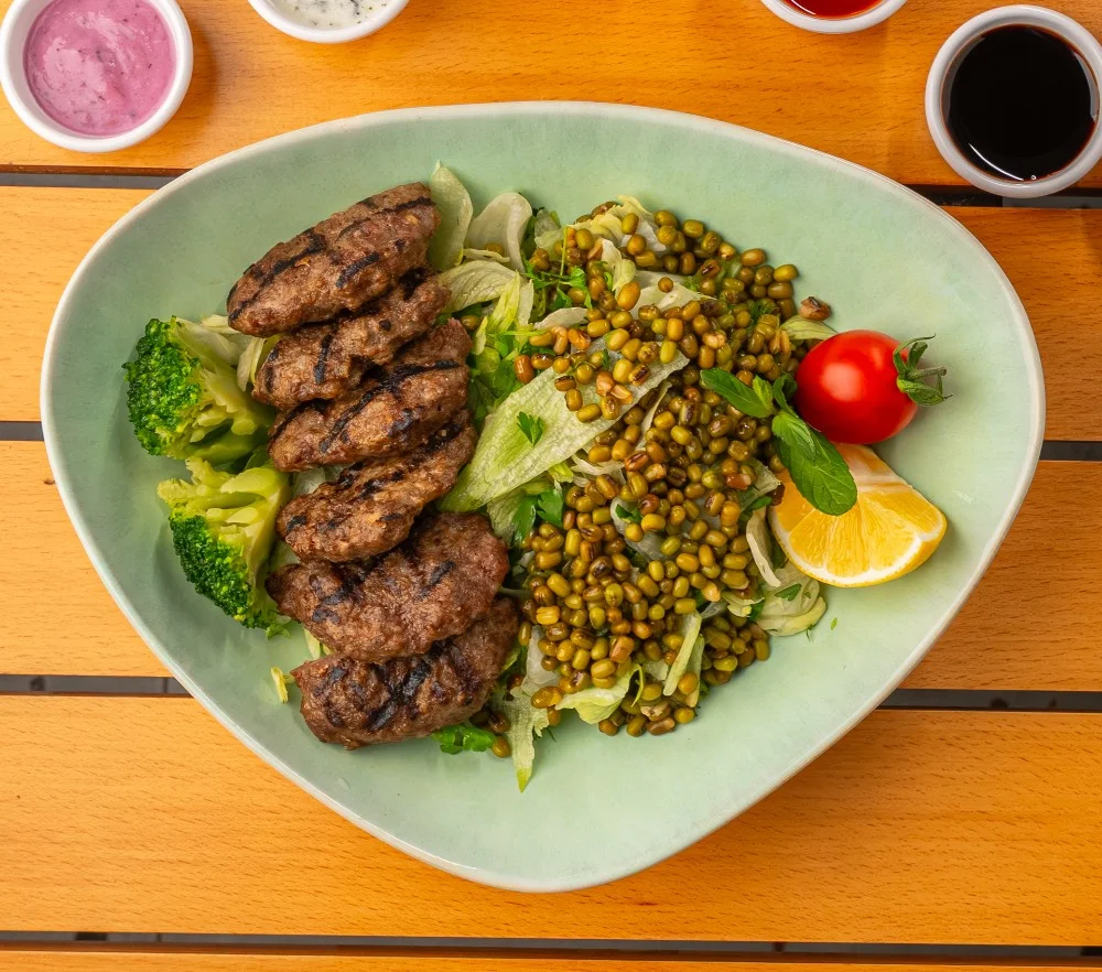  Izgara Köfteli, maş fasulyeli salata (yp,yl,gi) 
