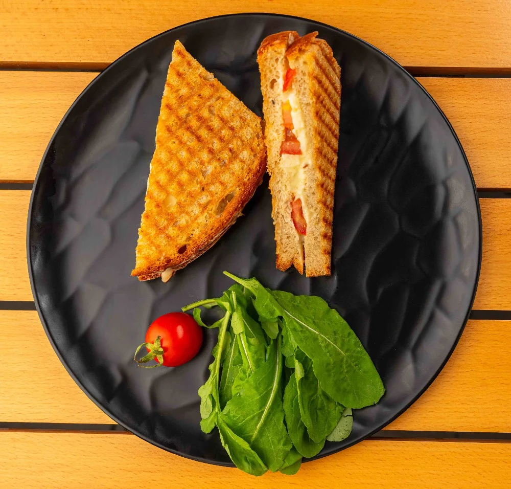  Domatesli, peynirli tost (gi,v) 