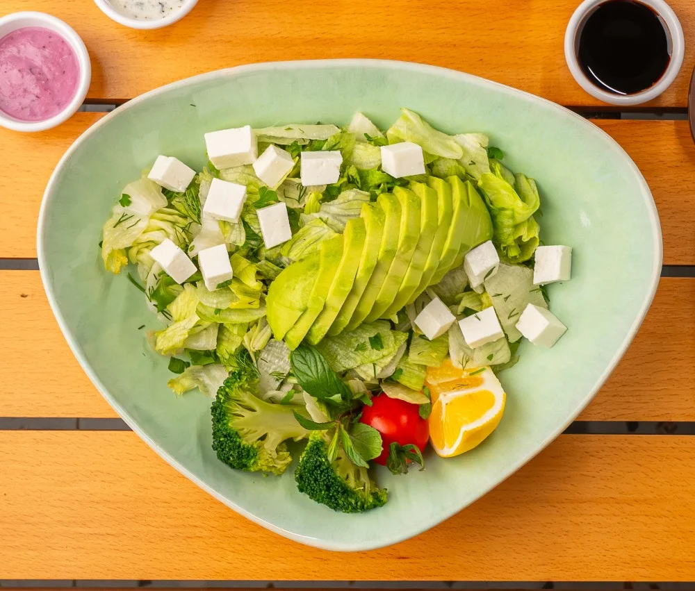 Avokadolu, peynirli salata (v, k,yl,g) 