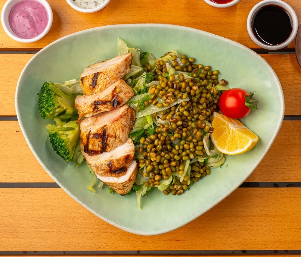  Tavuklu, maş fasulyeli salata  (yp,yl,g) 