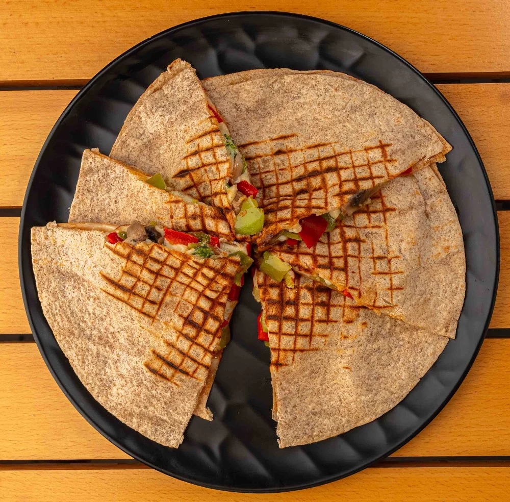  Mevsim sebzeli, peynirli quesadilla (yl, v,gi) 